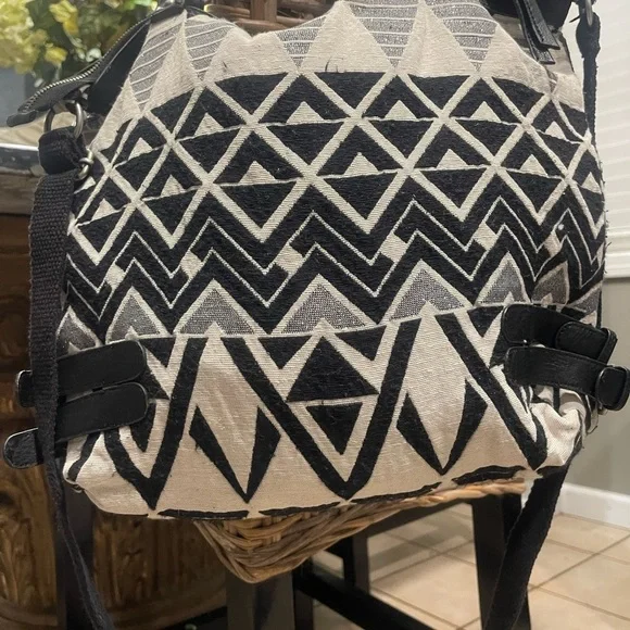 🔺SOLD🔺American Eagle Outfitters Black and White Graphic Tote casual chic - Picture 5 of 9
